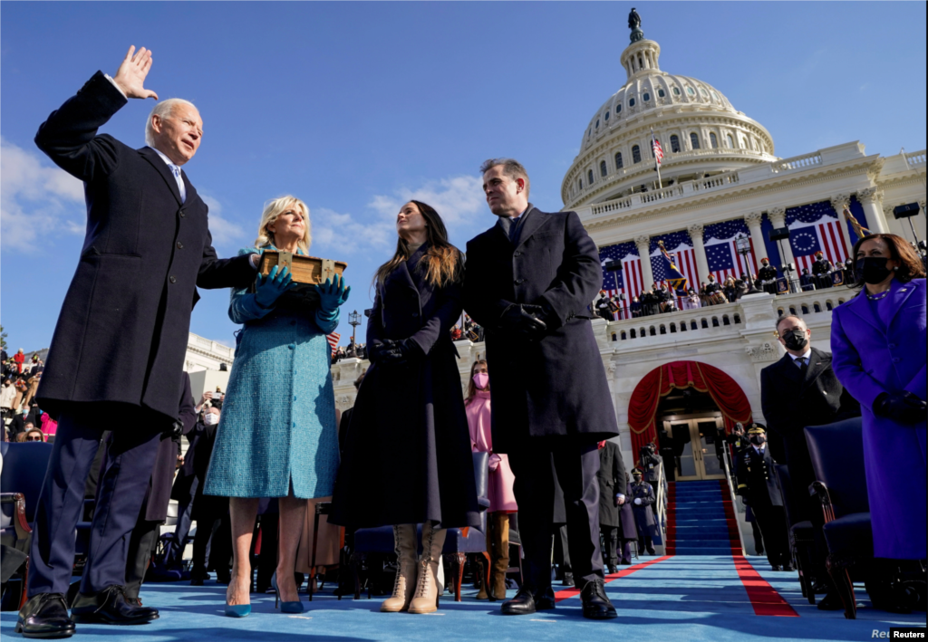 အမေရိကန်သမ္မတသစ် Joe Biden ကျမ်းသစ္စာဆိုနေတဲ့မြင်ကွင်း။