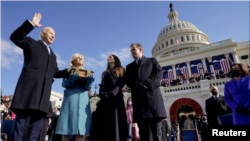 Joe Biden saat diambil sumpah sebagai Presiden AS ke 46 oleh Ketua Mahkamah Agung John Roberts di Gedung Capitol, Rabu (20/1). 