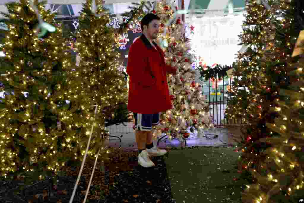 Russ Cirincione shops in New York, Dec. 24, 2015. Temperatures were expected to rise into the 70s in New York as topsy-turvy winter weather caused the Northeast to experience unseasonable weather for late December.