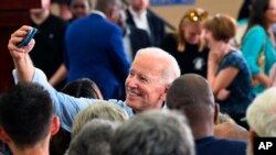 El ex vicepresidente y candidato presidencial demócrata Joe Biden se toma fotos durante un acto de campaña, en Columbia, Carolina del Sur, el martes 4 de mayo de 2019. (AP Foto/Meg Kinnard)