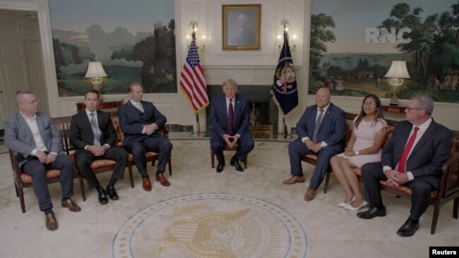 Presidenti Donald Trump në Shtëpinë e Bardhë me ish-pengje të liruar gjatë administratës së tij.