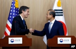 U.S. Deputy Secretary of State Antony Blinken, left, shakes hands with South Korea Vice Foreign Minister Lim Sung-nam after finishing a press conference in Seoul, South Korea, April 19, 2016.