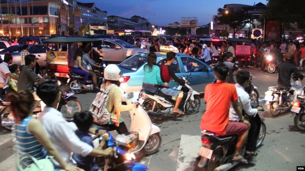 រូបឯកសារ៖ ប្រជាពលរដ្ឋ​ធ្វើដំណើរ​លើ​ផ្លូវ​សុធារស ក្នុង​ទីក្រុង​ភ្នំពេញ​នៃ​ប្រទេស​កម្ពុជា​នៅ​ថ្ងៃទី២៦ ខែតុលា ឆ្នាំ២០១៤។ (នូវ ពៅលក្ខិណា/VOA)