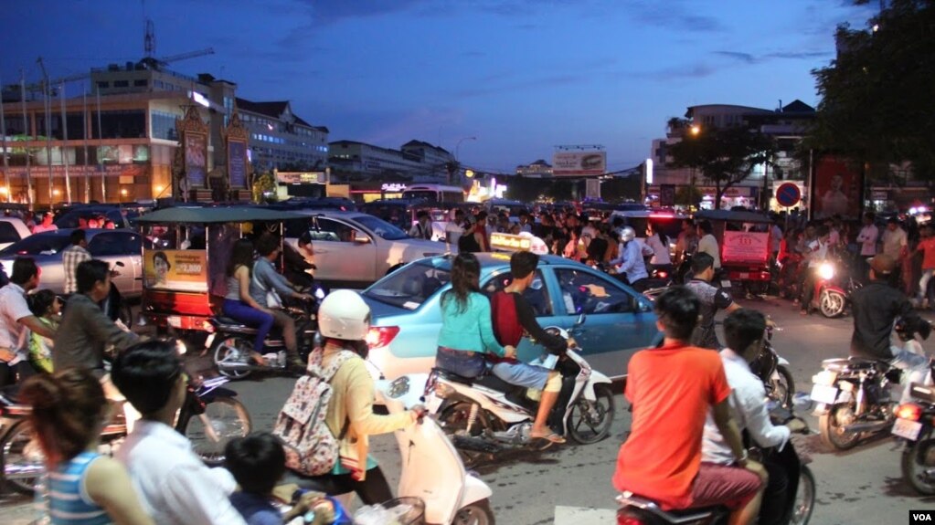 ​រូបឯកសារ៖ ចរាចរណ៍​នា​ពេល​ល្ងាច​នៅក្នុង​ទីក្រុង​ភ្នំពេញ​នៃ​ប្រទេស​កម្ពុជា​នៅ​ថ្ងៃទី២៦ ខែតុលា ឆ្នាំ២០១៤។ (នូវ ពៅលក្ខិណា VOA)