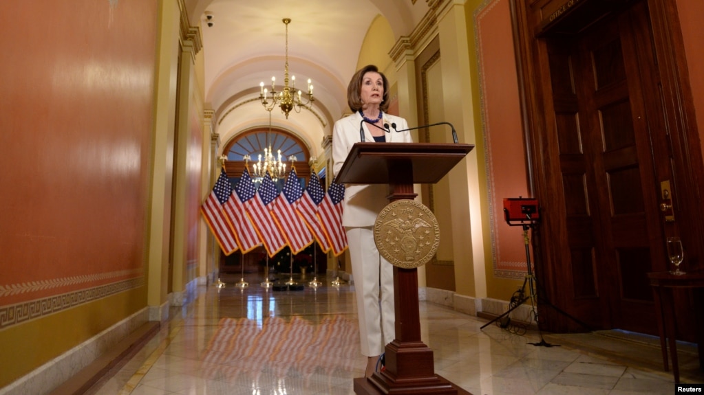 La presidenta de la Cámara de Representantes de EE.UU., Nancy Pelosi, habló desde el Capitolio el jueves, 5 de diciembre de 2019.