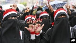 也门女性反政府示威者喊口号