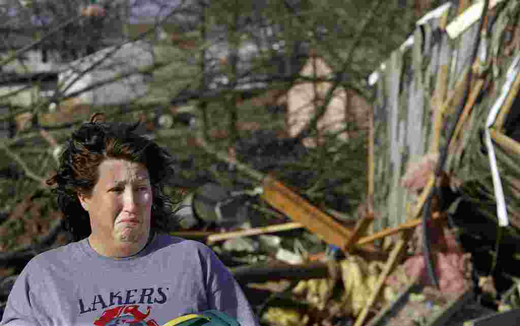 El dolor afecta a muchas de las victimas del tornado que arrasó la población de Harrisburg, en el estado de Illinois.