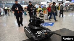 2019年1月21日廣東深圳機器人保安在中國農曆新年前開始擔任維安工作。