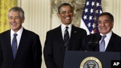 Le président Obama en compagnie de Chuck Hagel (à g.) et de Leon Panetta (7 jan. 2013)