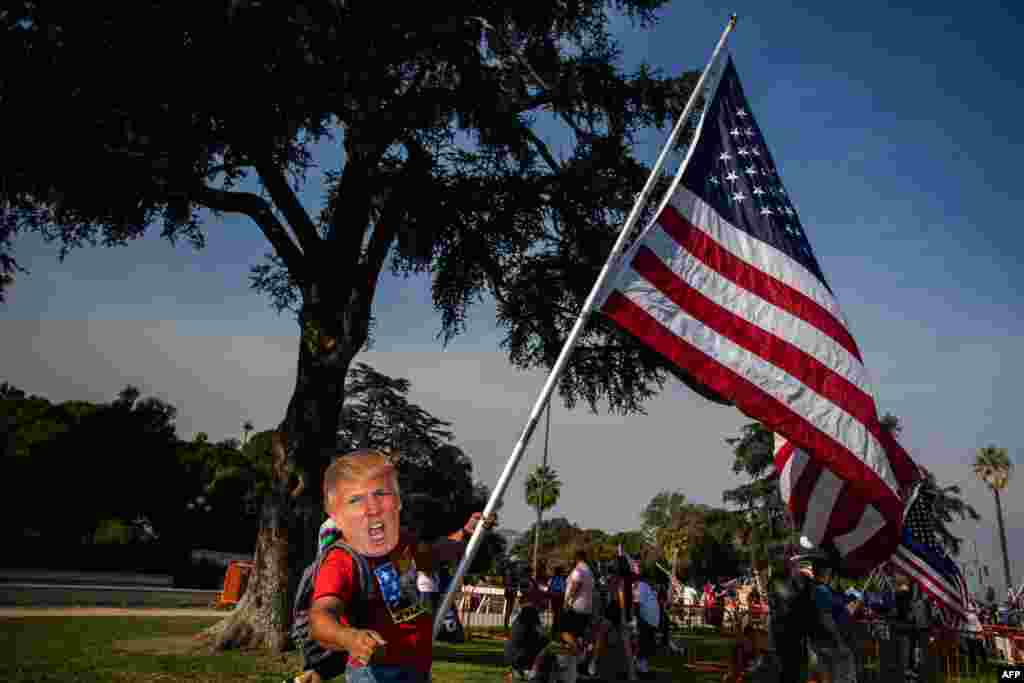 صدر ٹرمپ کے حامی منفرد انداز میں اُن کی حمایت کر رہے ہیں، ایک شخص نے صدر ٹرمپ کا ماسک اور امریکی پرچم تھام رکھا ہے۔