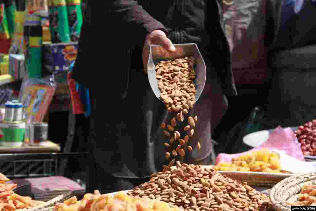 تهیه "هفت میوه" در روز نوروز یکی از سنت‌های رایج در افغانستان است.