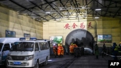 Anggota tim SAR di lokasi ledakan tambang batu bara di Pingyao, Provinsi Shanxi, 19 November 2019. (Foto: AFP)