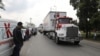 Truk-truk pengangkut bantuan kemanusiaan untuk Venezuela tiba di dekat Tienditas, jembatan perbatasan antara Kolombia dan Venezuela, Cucuta, Kolombia, 7 Februari 2019.