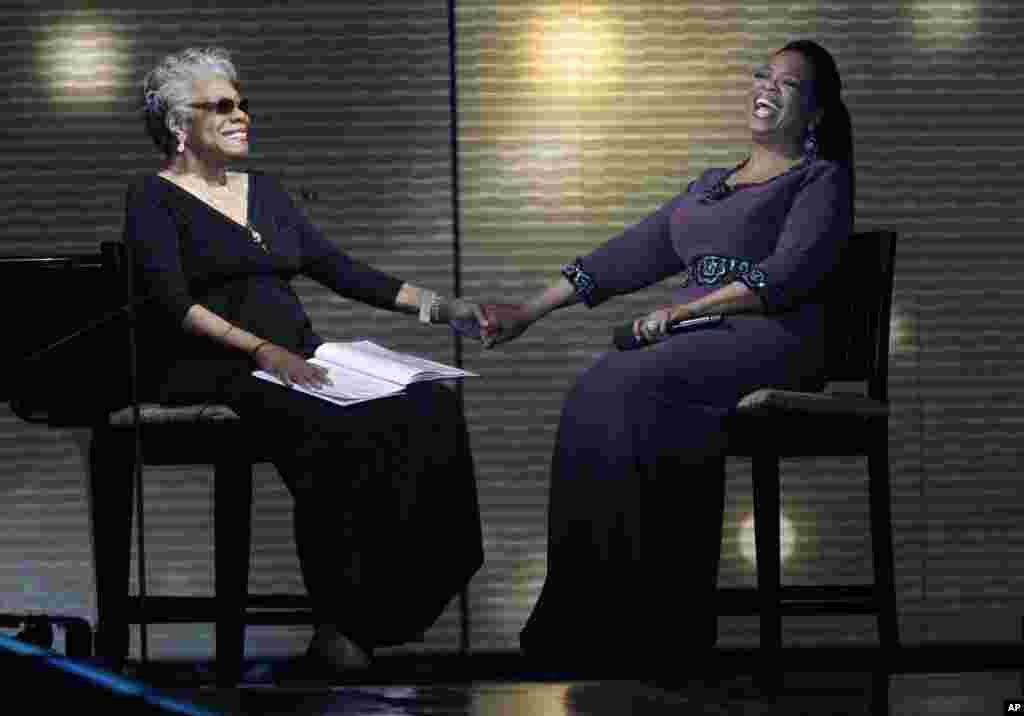 Maya Angelou dan Oprah Winfrey tertawa dalam pengambilan gambar acara penuh bintang &quot;Surprise Oprah! A Farewell Spectacular,&quot; Chicago, 17 Mei 2011.