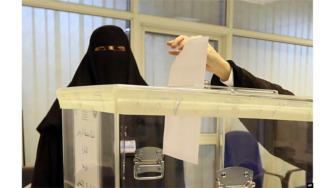 Saudi women vote at a polling center during the municipal elections, in Riyadh, Saudi Arabia, Dec. 12, 2015.