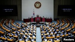 9일 한국 국회가 본회의를 열어 박근혜 대통령 탄핵소추안 의결을 진행하고 있다. 