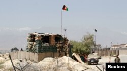 Pos pemeriksaan di distrik Chaparhar, provinsi Nangarhar, Afghanistan, yang dijaga oleh anggota Tentara Nasional Afghanistan (ANA), 24 Mei 2017. (Foto: dok). 