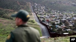 ARSIP – Petugas patroli perbatasan, Vincent Pirro, mengamati perbatasan yang memisahkan kota Tijuana, Meksiko dan San Diego, Selasa, 5 Februari 2019 (foto: AP Photo/Gregory Bull)