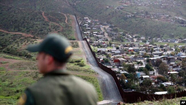 美国加州圣迭戈与墨西哥交界处的隔离墙（2019年2月5日）