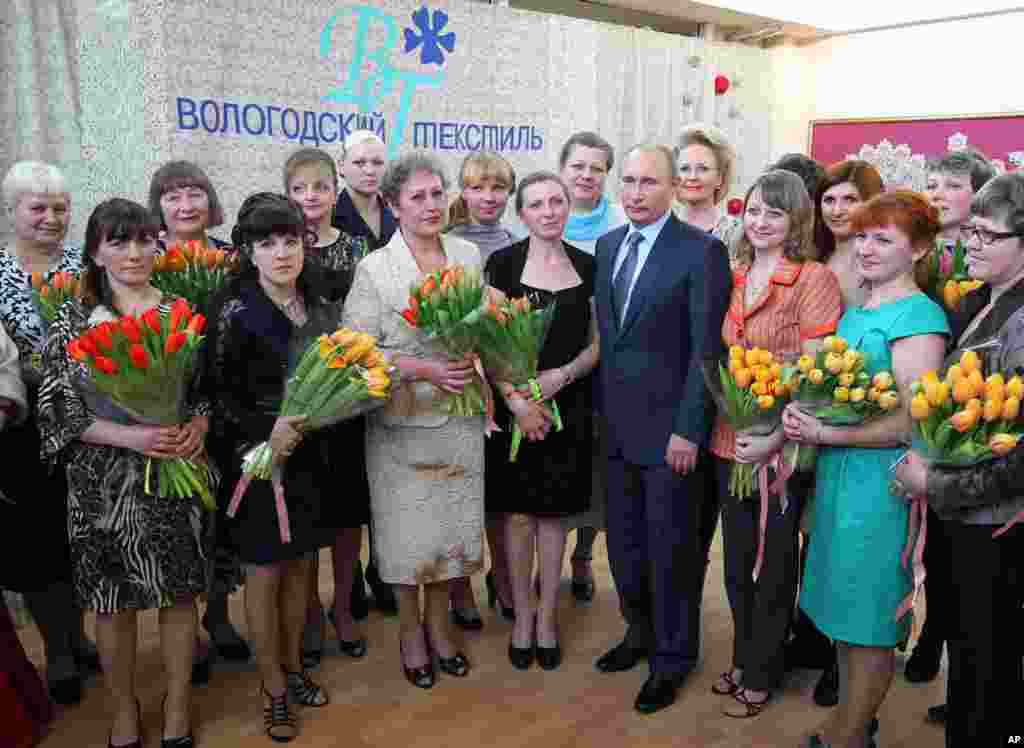 2013年3月7日，俄罗斯总统普京在国际妇女节前夕和沃洛格达纺织厂女工合影。