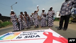 Une manifestation pour encourager la lutte contre le sida à Abidjan, le 1er décembre 2008.