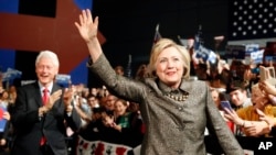 Hillary Clinton et Bill Clinton pendant la campagne des primaires démocrates à Philadelphie le 26 avril 2016. 