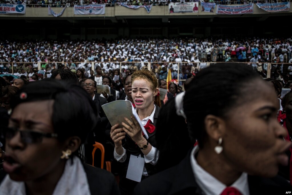 콩고민주공화국&nbsp;킨샤사에서 열린 킨샤사 대주교 취임식에서 천주교 합창단원이 노래를 부르고 있다.