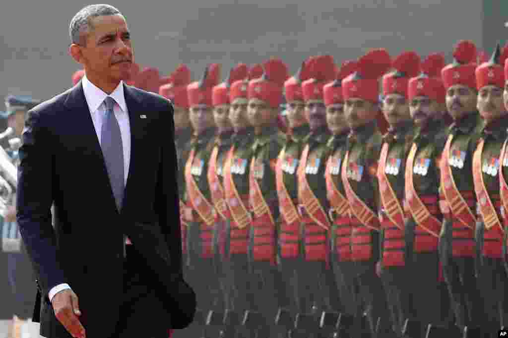 President Barack Obama inspects a Guard of Honor during a ceremonial reception at the Indian Presidential Palace in New Delhi, Jan. 25, 2015.