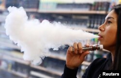 Patthasorn Kleespies dari produsen rokok elektrik Jerman Eazzi menguji rokok vaping baru di kantor pusat Eazzi di Gelnhausen, Jerman, 29 Januari 2019. (Foto: REUTERS/Kai Pfaffenbach)