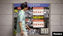 2017年8月11日，韩国首尔地铁站的一处紧急救援物资出储存处。