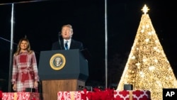 El presidente Donald Trump y la primera dama Melania Trump participaron en la iluminación del Árbol Nacional de Navidad en Washington el jueves, 5 de diciembre de 2019.