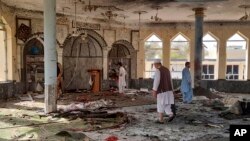 8 oktyabr 2021-ci ildə Əfqanıstanın şimalındakı Kunduz əyalətində baş verən partlayışdan sonra insanlar məscidin içərisinə baxış keçirirlər.