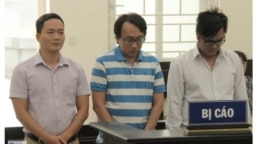 Các bị cáo, từ trái sang - Trần Xuân Hưởng, Lê Thành Tiến Sĩ và Mai Quang Thanh, tại phiên xét xử ở tòa án Nhân dân Hà Nội hôm 23/9. (Ảnh chụp màn hình Báo Pháp Luật)