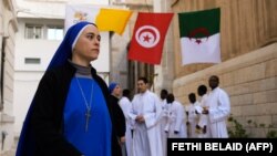 Une religieuse catholique et ses coreligionnaires à Tunis, 8 février 2020. (FETHI BELAID / AFP)