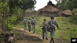 ရခိုင်ပြည်နယ်အတွင်း လုံခြုံရေးအတွက် ကင်းလှည့်နေသည့် မြန်မာတပ်မတော်သားများ။