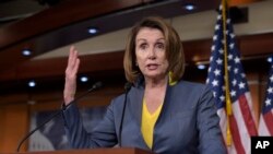 La Líder de la minoría de la casa Nancy Pelosi de California habla durante una conferencia de prensa en Capitol Hill en Washington, 23 de marzo de 2017.