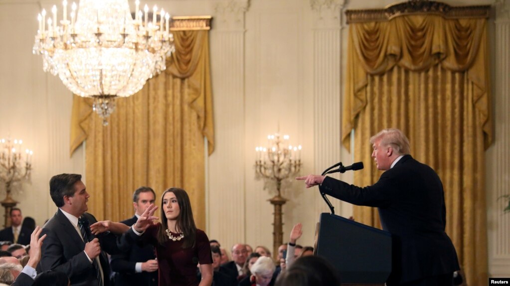 Phóng viên CNN Jim Acosta đặt câu hỏi với TT Donald Trump hôm 7/11/2018.
