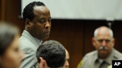 Dr. Conrad Murray akiwa mahakamani katika kesi ya kifo cha mfalme wa Pop Michael Jackson.