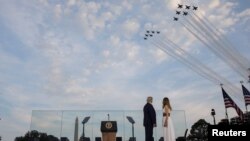 
Presiden AS Donald Trump dan ibu negara Melania Trump menonton atraksi pesawat militer AS spada perayaan "Salute to America 2020", 4 Juli 2020 di Gedung Putih, Washington. (Foto: Reuters)