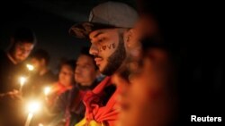 فلوریڈا کے ایک نائٹ کلب میں فائرنگ میں ہلاک ہونے والوں کی یاد میں برزایل میں مشعلیں روشن کی جا رہی ہیں۔ جون 2016
