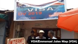 Des nombreux étudiants affluent à ce cybercafé en mode marketing pour la loterie américaine, situé en face entrée principale de l'université de Yaoundé, Cameroun, 5 octobre 2017. (VOA/Emmanuel Jules Ntap)