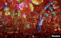 Vokalis Coldplay Chris Martin tampil pada iHeartRadio Music Festival di T-Mobile Arena di Las Vegas, Nevada, 22 September 2017. (Foto: Reuters)