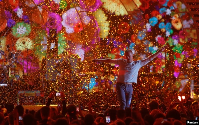 Vokalis Coldplay Chris Martin tampil pada iHeartRadio Music Festival di T-Mobile Arena di Las Vegas, Nevada, 22 September 2017. (Foto: Reuters)