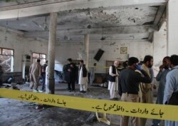 Petugas polisi Pakistan memeriksa lokasi ledakan bom di sebuah madrasah di Peshawar, Pakistan, Selasa, 27 Oktober 2020.