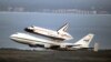 Transbordador espacial Endeavour viaja hacia Los Angeles