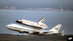 Pesawat ulang alik Endeavour terbang dari Kennedy Space Center milik NASA di Florida, tepi Samudera Atlantik. (Foto: Dok)