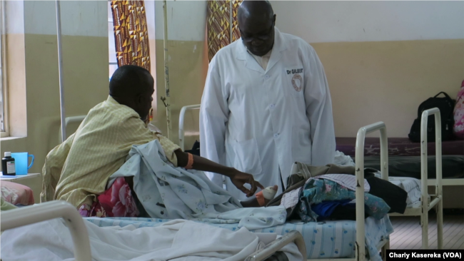 Un médecin consulte les malades de paludisme à l'hopital généra de Goma, 26 mai 2017. (VOA/Charly Kasereka)