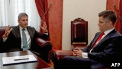 Ministri inostranih poslova Srbije i Austrije Vuk Jeremić i Mihael Špindeleger na pocetku sastanka u Beogradu.