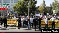 Several hundred Iranians stage a protest outside the health ministry in Tehran to denounce perceived government mismanagement of social security funds and a resulting loss of benefits for workers, July 16, 2018. (ILNA)