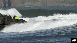 Surfer u blizini mosta Golden Gate u San Franciscu sprema se 'isprobati' tsunami